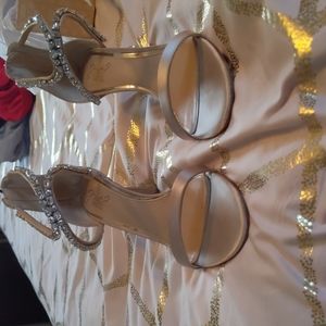 Bagdley mischka champagne heeled sandals